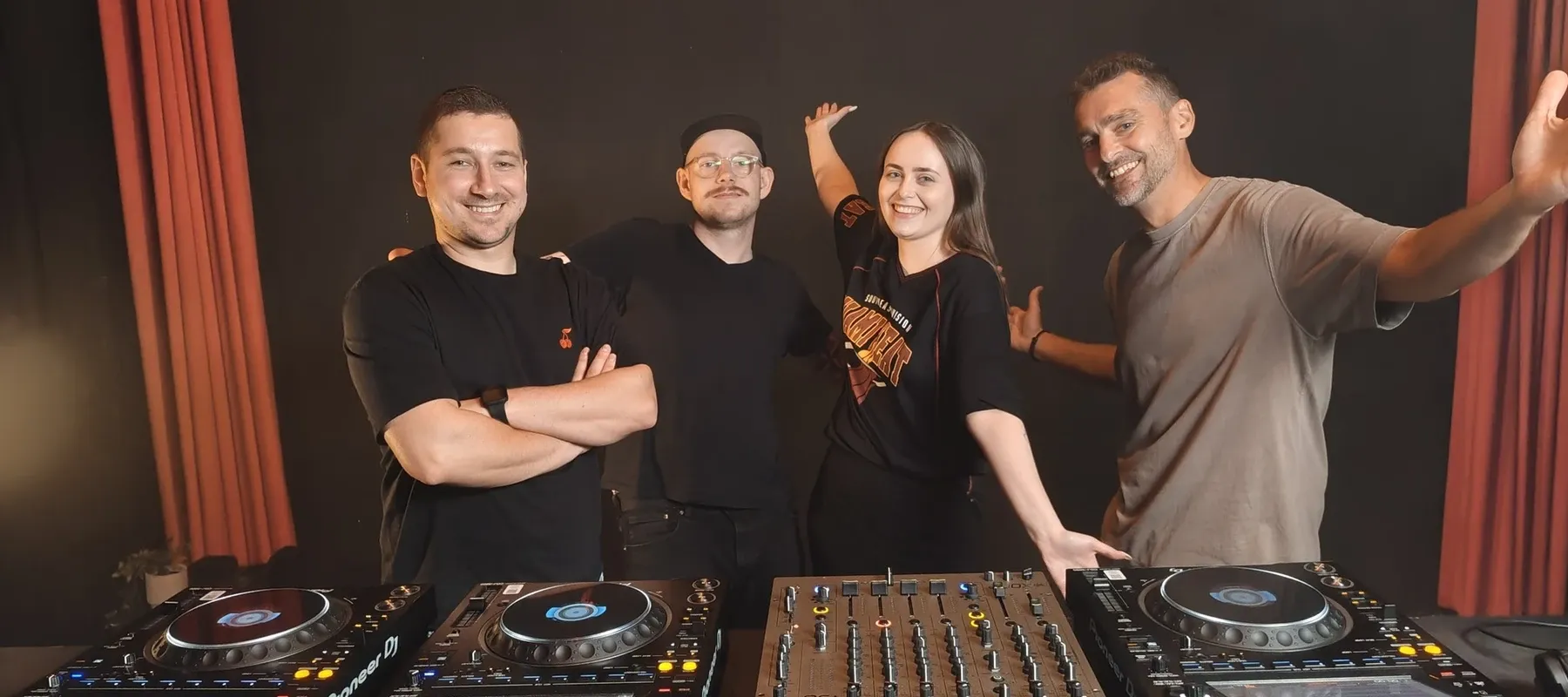 Prowadzący SYNCOFF CLUB przy CDJ-3000 i mikserze Xone:96 w sali zajęć