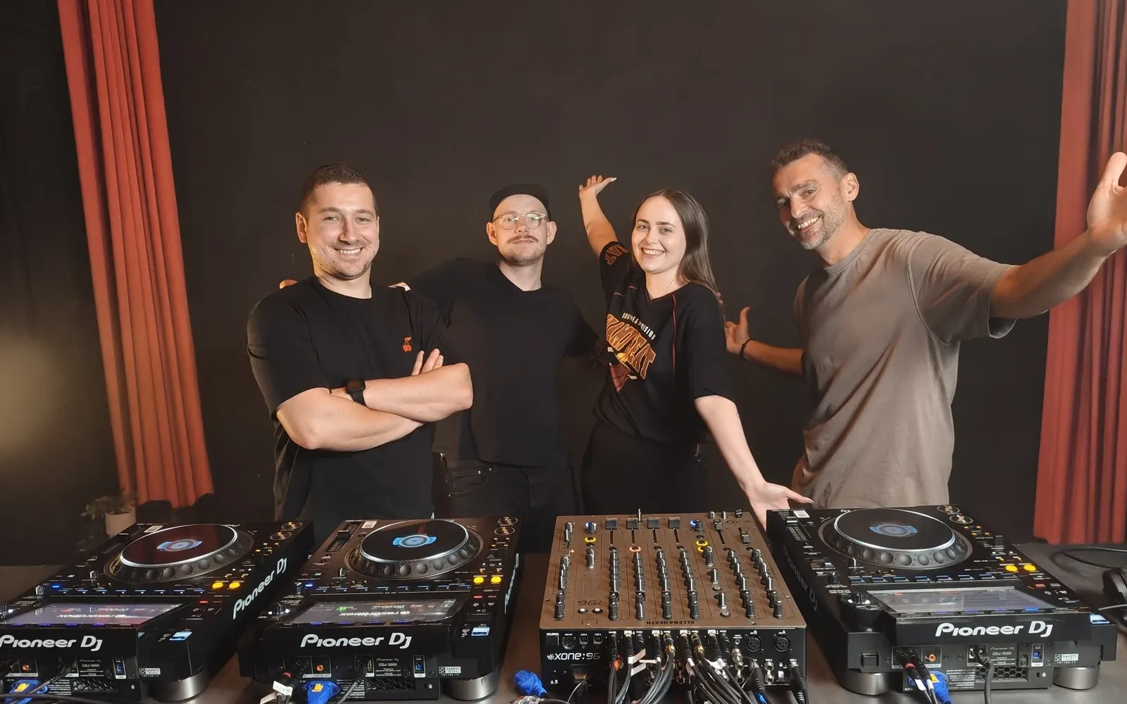 Prowadzący SYNCOFF CLUB przy CDJ-3000 i mikserze Xone:96 w sali zajęć