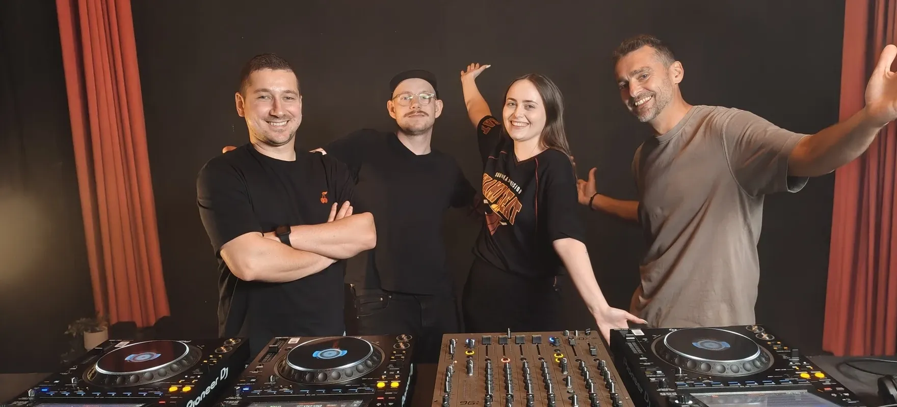 Prowadzący SYNCOFF CLUB przy CDJ-3000 i mikserze Xone:96 w sali zajęć
